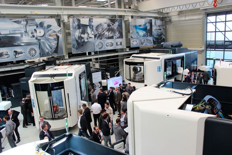 Wie jedes Jahr herrscht gute Stimmung unter den Gästen der traditionellen Hausausstellung von DMG Mori in Pfronten. (Sonnenberg)