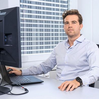 Tom Terlouw vom Paul Scherrer Institut PSI untersuchte mit seinem Team rund 13 000 Szenarien für die klimaverträgliche Produktion von Ammoniak, dem Ausgangsstoff von Düngemitteln.  (Bild: Mahir Dzambegovic/Paul Scherrer Institut)