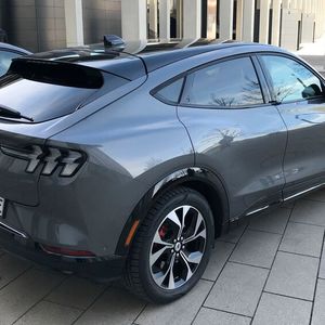 Mit Designzitaten wie den dreiteiligen Heckleuchten erinnert Ford an das namensgebende legendäre Sportcoupé.(Bild:  Rosenow/»kfz-betrieb«)