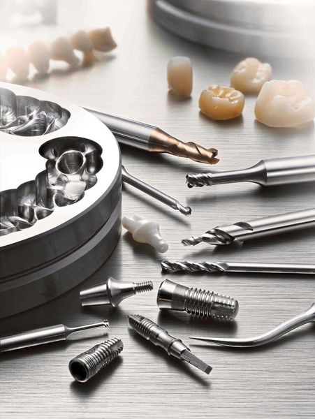 Prothèses dentaires et outillage spécifique. (Source : Dixi Polytool)