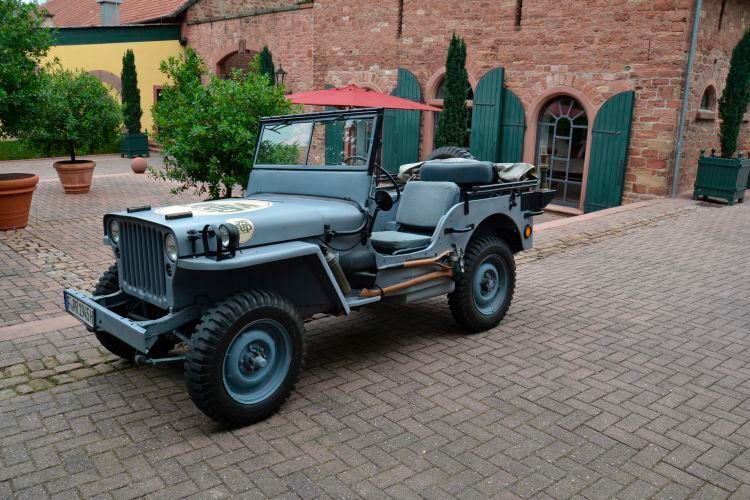 Als das Verteidigungsministerium sein Anforderungsprofil an den neuen 4x4 definiert hatte und am 27. Juni 1940 die offizielle Ausschreibung für das „leichte Aufklärungsfahrzeug mit Vierradantrieb“ herausgab, stellten sich lediglich zwei Hersteller der Herausforderung. Das Lastenheft enthielt eine umfangreiche Liste an Spezifikationen, die das neue Fahrzeug erfüllen sollte. Unter anderem waren das … (Michel / »kfz-betrieb«)
