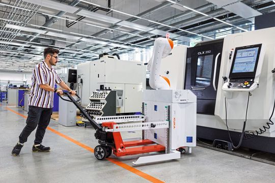 Flexibel in der Bolzenproduktion einsetzbar: Die Automationszelle lässt sich mit dem Hubwagen im Handumdrehen an einem anderen Arbeitsplatz einsetzen.(Bild:  Kuka)