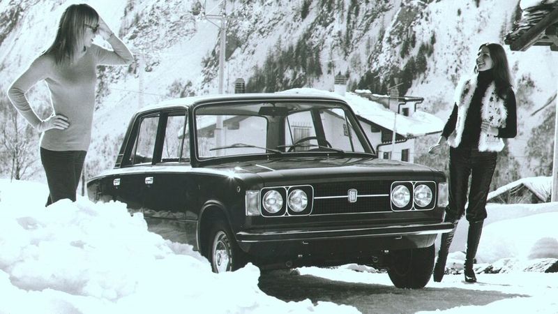 Im November 1968 wurde der 124 Special mit 1438-cm³-Motor und 70 PS (51 kW). Diese Leistungssteigerung kam im Wesentlichen der Beschleunigung zugute, die Höchstgeschwindigkeit stieg nur um 5 km/h. Der Special war äußerlich an einem geänderten Kühlergrill mit Doppelscheinwerfern, größeren Stoßstangenhörnern und an geänderten Heckleuchten mit integrierten Rückstrahlern zu erkennen. Der Innenraum war leicht überarbeitet. Die Instrumenteneinheit bestand beim Special aus zwei runden Anzeigen. Links befand sich der Tachometer ohne Tageskilometerzähler. Im rechten Instrument waren alle Anzeigen und Warnleuchten zusammengefasst. Zur Senkung des Fahrgeräuschpegels wurden in dieses Modell zusätzlich 25 kg Dämmmaterial eingebaut. (Bild: Fiat)