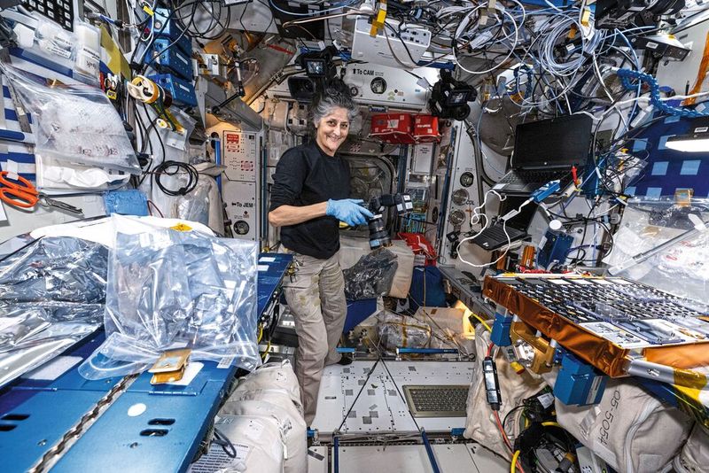 Die NASA-Astronautin und Kommandantin der Expedition 72, Suni Williams, fotografiert die Hardware für das Experiment «European Materials Ageing» (EMA), das im Harmony-Modul der Internationalen Raumstation aufgebaut wird. EMA enthält eine Vielzahl von Proben, die der Weltraumumgebung ausgesetzt werden, um Erkenntnisse für die Verbesserung der Entwicklung von Weltraumhardware und -anwendungen für Missionen zum Mond, zum Mars und darüber hinaus zu gewinnen. Die externe Untersuchung wird etwa ein Jahr lang ausserhalb des Columbus-Labormoduls durchgeführt. (Bild: NASA)