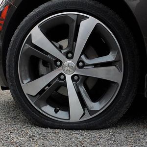 Die steife Seitenwand trägt das Fahrzeuggewicht, aber der Druckverlust ist deutlich zu sehen.(Foto:  Rosenow)