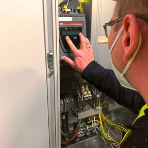 Robuste ABB-Softstarter schützen die Pumpenmotoren im Kavernenkraftwerk Säckingen zuverlässig vor elektrischer Überlastung.(Bild:  ABB)
