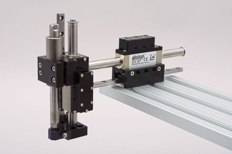 Die Achsen und Module sind individuell miteinander kombinierbar, für die Montage gibt es passende Adapterplatten. Treibende Kraft sind kleine, präzise Linearmotoren. (Bild: JA²)