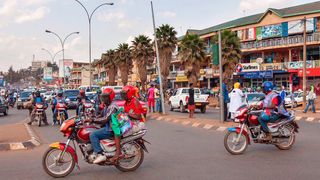 Aktuell fahren fahren hauptsächlich Motorradtaxis durch Ruandas Hauptstadt Kigali. Dank neuer Mobilitätskonzepte soll nun aberdie individuelle Mobilität erheblich gefördert werden. (VW)