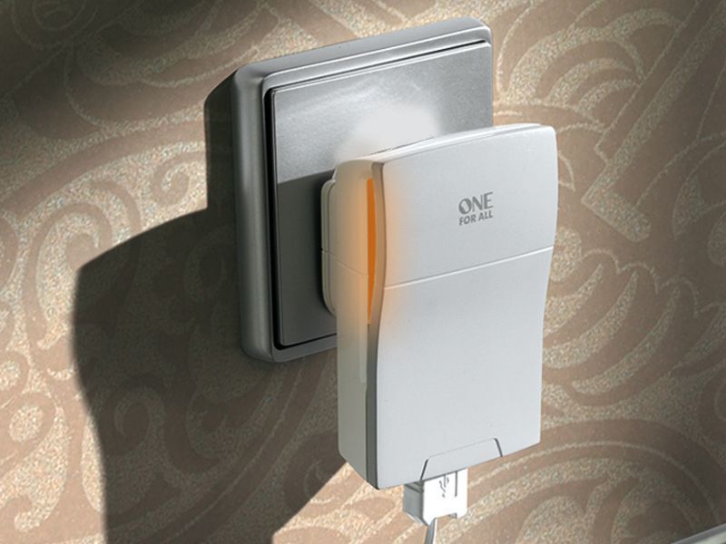 Der Universal Travel Charger ist ein Ladegerät, das wie herkömmliche Modelle direkt an der Steckdose angeschlossen und mit diversen Adaptern betrieben wird. (Archiv: Vogel Business Media)