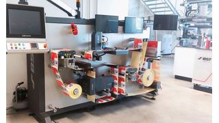 Hier wird eine Bahnlaufregelung im Showroom von BST in Bielefeld demonstriert. (Bild: BST)