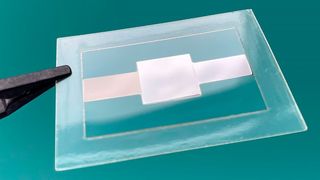 Sieht erstmal verhältnismäßig unspektakulär aus, oder? Aber diese Dünnschichtkonstruktion aus besonderer Kunststofffolie hat es in sich! Denn es handelt sich um elektroaktives Polymer, das bei äußeren Einflüssen entweder Spannung erzeugt, oder unter Spannung seine Temperatur ändert. (Bild: Fraunhofer-IAP)