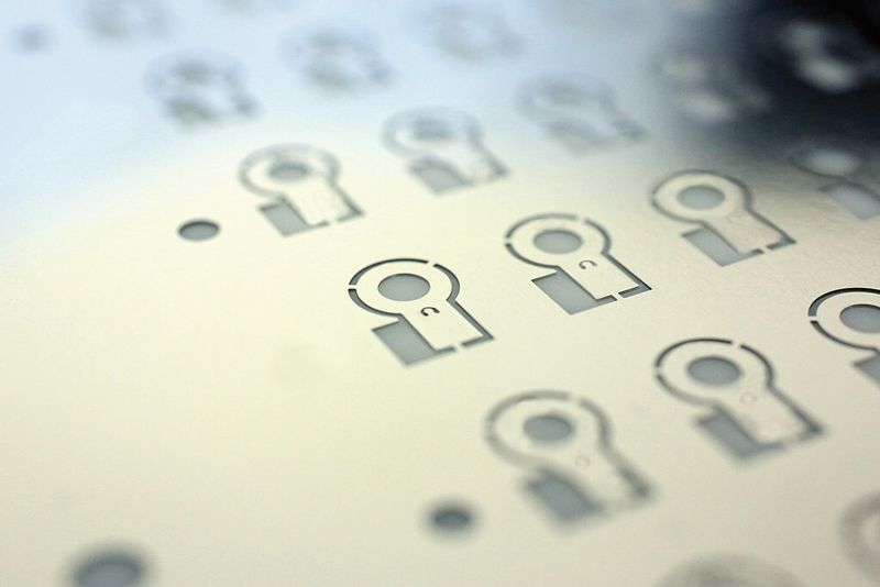 Die Herstellung von Flachfedern für Hörgeräte ist eine Herausforderung: Denn die Scheiben müssen zwischen 38 und 100 µm dünn und mit 4 mal 8 mm sehr klein sein. Entscheidend ist zudem, dass die Profile der Teile absolut glatt und die Teile insgesamt gratfrei sind. (Bild: Precision Micro)