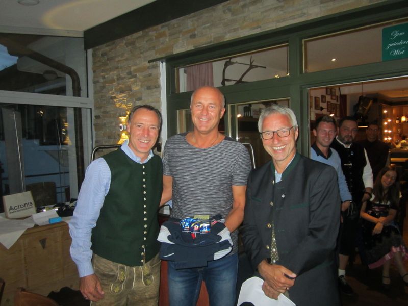 Michael Stapfer (m., Noris Network) freute sich über Platz 1 in der Netto B Wertung. (Vogel IT-Medien GmbH)