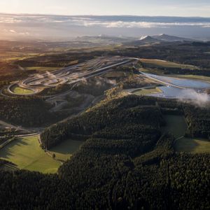 Auf dem Mercedes-Testgelände in Immendingen arbeiten Experten aus zahlreichen Disziplinen und ein Schäfer mit seiner Herde.(Bild:  Mercedes-Benz)
