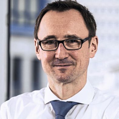 "Der Engpass ist selten die KI selbst, sondern die Frage, wo Intelligenz sinnvoll in bestehende Prozesse integriert werden kann. Wenn KI nur ‚neben' der Maschine arbeitet, bleibt der Nutzen begrenzt", sagt Dr. Andreas de Jonge, CEO der de Jonge GmbH.  (Bild: de Jonge)