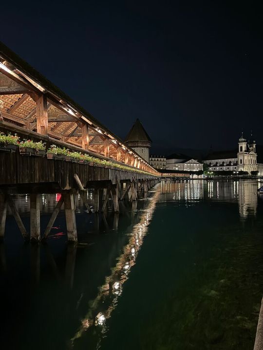 Die Kapellbrücke gilt als wichtigstes historisches Wahrzeichen der Stadt Luzern und erstrahlt jetzt mit einer neuen Beleuchtung.  (Bild:  Lichtguide)