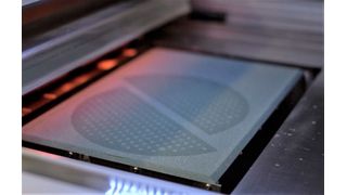 Forscher am Fraunhofer-Institut für Silicatforschung in Würzburg haben aus zwei bestehenden additiven Fertigungsverfahren ein System entwickelt, mit dem man Bauteile aus Keramik drucken kann. Hier ein Blick in den Arbeitsraum. (Bild: Fraunhofer-ISC)