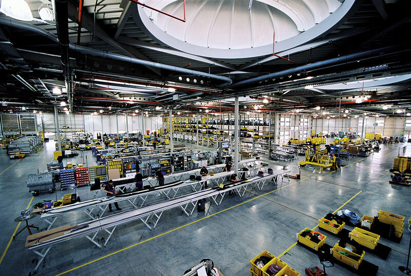 Bild 1: In der Readychain-Fabrik in Köln stehen zum Testen der Energieketten fünf Prüffelder, rund 1800 Prüfadapter und etwa 18.000 Prüfprogramme zur Verfügung. (Bild: Igus)