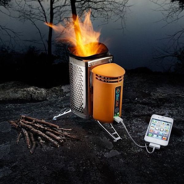 Outdoor-Romatik und iPhone-Strom: Der CampStove bietet gleich beides (Foto: BioLite)