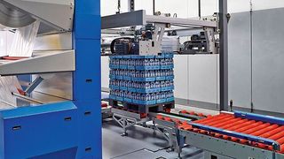 Der Systemanbieter Beumer zeigt seine „stretch hood A“, eine einfach, intuitiv und sicher bedienbare Hochleistungs-Verpackungsanlage. (Beumer)