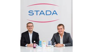 Der neue Stada-CEO Peter Goldschmidt (links) bedankte sich bei seinem Vorgänger Claudio Albrecht für die professionelle und freundschaftliche Übergabe  (Stada)