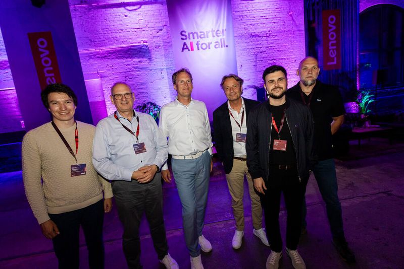 Entspannt nach einem langen Tag mit viel Information zum Thema KI: Joel-Minh La-Weber, Andreas Marks  (beide SVA System Vertrieb Alexander GmbH), Mirco Krebs (Lenovo), Norbert Pesch (U+P Systemhaus GmbH), Oliver Rootsey (Lenovo) und Steffen Fuhrmann (SVA System Vertrieb Alexander GmbH) (Bild: Lenovo)