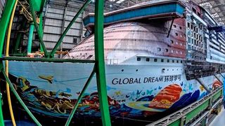 Ausgeträumt! Der Bau dieses Mega-Kreuzfahrtschiffes ist vielleicht schon beendet! Noch schlimmer: Die MV-Werften und die Lloyd-Werft sind pandemiebedingt in die Insolvenz geschliddert. Hier die Hintergründe. (Bild: dpa)