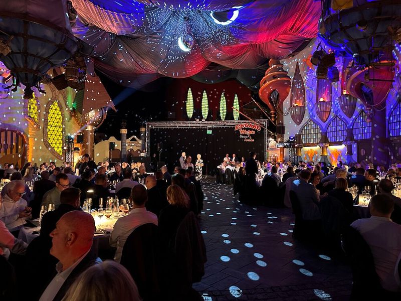 Mega Location und über uns können jetzt einige Liebhaber Achterbahn fahren. (Bild: Vogel IT-Medien GmbH)