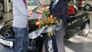 Dr. Jürgen Pankratz, Geschäftsführer von Retsch, übergab dem Gewinner der Gewinnspielkampagne einen Mercedes SLK.  (Bild: Retsch)