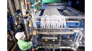 Erstmalig sollen die Sauerstoffverzehrkathoden (SVK) von Bayer MaterialScience in den von Uhdenora entwickelten Elektrolysezellen eingesetzt werden, um im industriellen Maßstab Chlor auf Salzbasis herzustellen.  (Bild: Bayer MaterialScience AG)