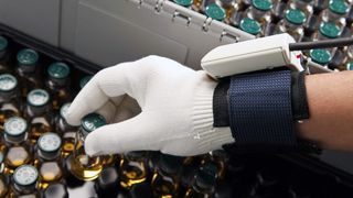 Der RFID-Handschuh ermöglicht die mobile Item-Identifikation bei Kommissionierungs- oder Montagevorgängen. (Bild: Dirk Mahler)