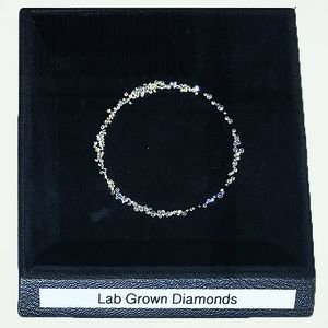 À l'œil nu, une fois poli et taillé, il est impossible de différencier les diamants synthétiques des diamants naturels.(Source :  Marina Hofstetter)