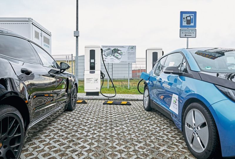 Bild 3: Das Forschungsprojekt FastCharge am Autohof Jettingen-Scheppach an der A8. Mit HPC werden E-Autos durch kurze Ladezeiten an Elektrotankstellen alltagstauglich. (Phoenix Contact)