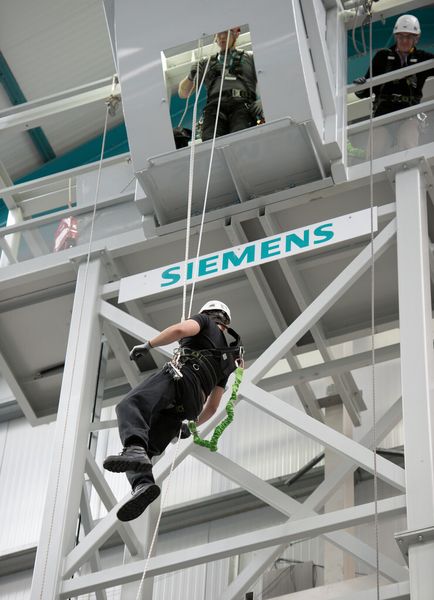 Damit die Monteure für den Einsatz auf hoher See vorbereitet sind, ... (Bild: Siemens)