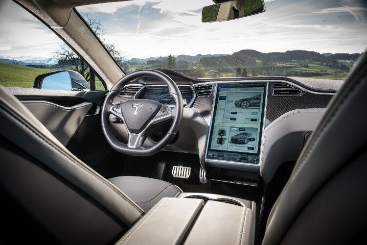 Im Tesla S dominiert ein großes Touchpad. (Foto: Tesla Motors)