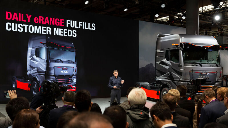 Alexander Vlaskamp, CEO von MAN, stellt auf der IAA Transportation den E-Truck vor.