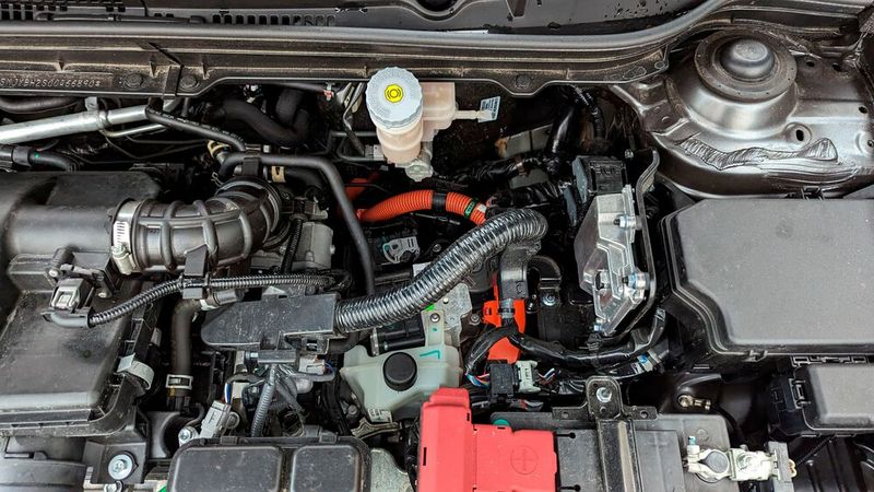 So müssen wir uns auf den Blick von außen und unsere Erkenntnisse bei den Testfahrten verlassen. Und hier konnte der Vollhybrid nicht überzeugen. Beispiel: Ein rein elektrisches Anfahren ließ sich beim Suzuki-Hybrid nicht beobachten. Dabei hätte das dem S-Cross gut getan, denn mit seiner automatisierten Kupplung und dem schwachen Drehmoment (138 Newtonmeter) des Saugmotors setzt sich der Wagen äußerst gemütlich in Bewegung.  (Bild: Rosenow – VCG)