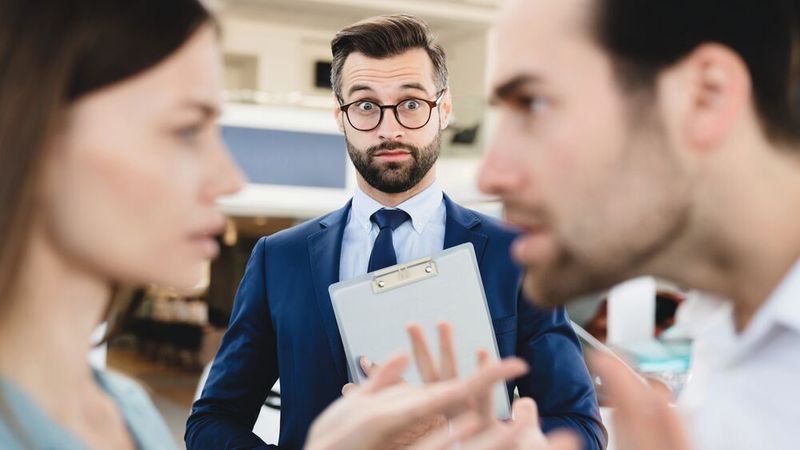 Für Verkäufer ist es nicht immer leicht, bei Preisverhandlungen mit Kunden den Überblick zu behalten. Doch gerade dabei ist es wichtig, besonnen und sachlich zu bleiben.(Bild: ©  InsideCreativeHouse - adobe.stock.com)