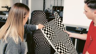 Inspiriert von wehenden Zielflaggen, ist das Pascha-Muster eine Hommage an den Motorsport. Erstmals 1977 im 928 in Südfrankreich der Öffentlichkeit präsentiert und bis Mitte der 1980er Jahre zudem auch im 911, 924 und 944 angeboten, wurde das pulsierende, lebendige Muster zu einem der prägendsten Interieur-Designs von Porsche. Der Name „Pascha“ sollte an osmanische Sultane erinnern, die auf komfortablen Seiden- und Samtkissen ruhten. (Bild: Porsche)