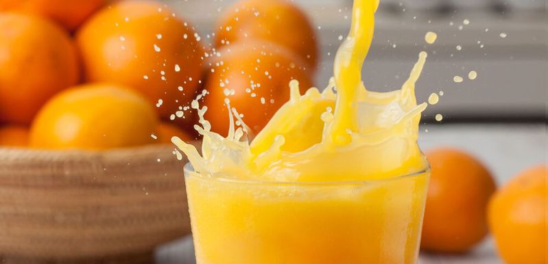 Orangensaft zählt zu den beliebtesten Getränken weltweit. So lag laut Statista-Angaben aus dem Jahr 2022 die jährlich konsumierte Menge bei etwa 8,15 Milliarden Litern. Die USA und Deutschland wiesen dabei mit einem Pro-Kopf-Verbrauch von etwa 6,6 bzw. 5,9 Litern die höchsten Konsumraten auf. (Symbolbild)(Bild:  hansgeel - stock.adobe.com)