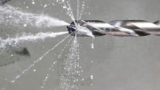 Sonderwerkzeug von Mapal zur Fertigung von Bohrkronen für die Bergbauindustrie. Der Einsatz von Dualcys von Henkel erübrigt den sonst erforderlichen Einsatz von Lösemitteln zum Entfetten und anschließenden Verkleben der Bauteile  (Henkel, CAS004)