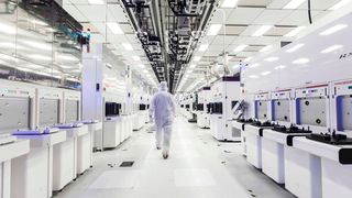 Global Foundries und die Deutsche Telekom kooperieren, um neben der physischen Produktion auch die Datenverarbeitung bei der Halbleiterherstellung in Europa sicherzustellen. Im Bild ein Blick ins Innere der Dresdner Fabrik von Global Foundries. (Bild: Global Foundries)