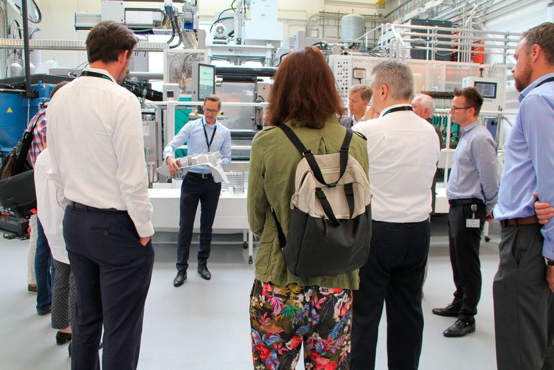 Markus Abderhalden, CFO DGS Druckguss Systeme AG präsentiert ein Strukturgussteil des Audi A8. (Giesserei Verband)