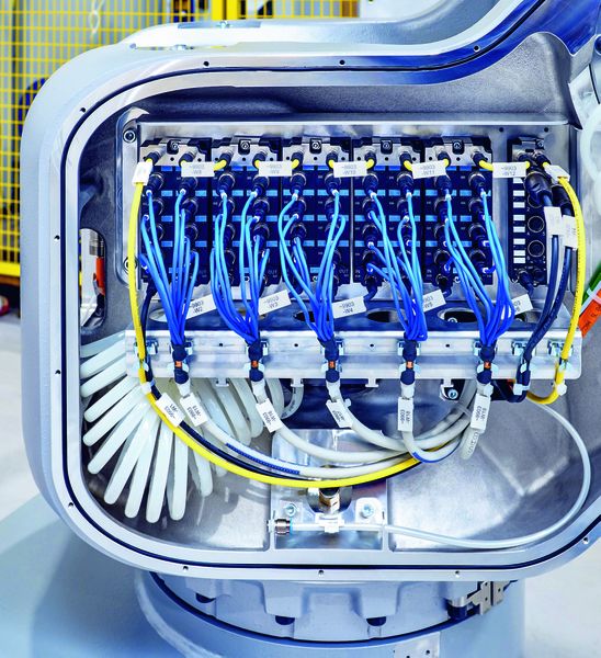 Im Lackierroboter T2 X6 kommen zur Integration der eigensicheren Signale vier Ethercat-Box-Module EPX1058-0022 und eine Ethercat Box EPX3158-0022 zum Einsatz. (Bild: Beckhoff )