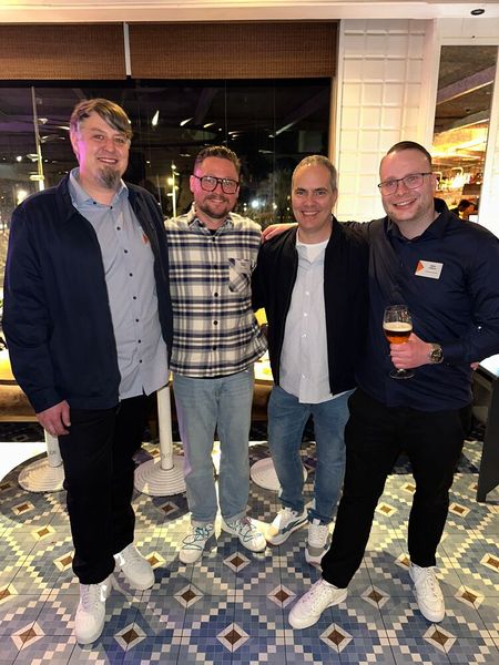 Das Dreamteam (v. l.) Markus Feyrer (ITZ), Engelbert Földenyi (Jaeckel.IT), Matthias Lang (Samsung) & Robin Gillhaus (ITZ). (Bild: Vogel IT-Medien GmbH)