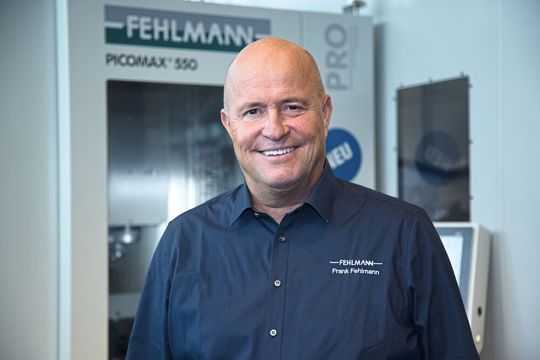 Frank Fehlmann, CEO der Fehlmann AG Maschinenfabrik: «Bei der Entwicklung der ‹Picomax 550› haben wir verschiedene Varianten intensiv geprüft. Unser Ziel war es, eine Maschine zu konstruieren, die für den Bediener optimal zugänglich ist und dabei die Fehlmann-typische Genauigkeit und Kompaktheit bietet.»(Bild:  Matthias Böhm)