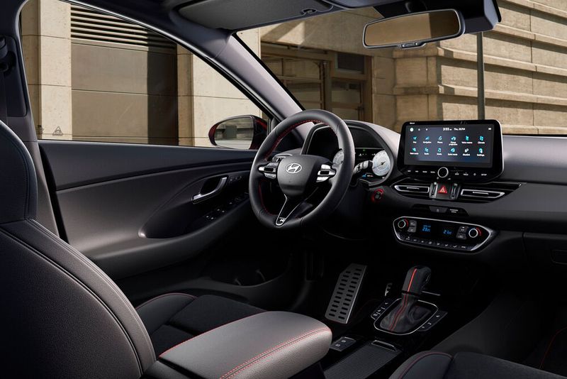 Das Cockpit im i30 ist noch nicht vollständig vertoucht. (Bild: Hyundai)
