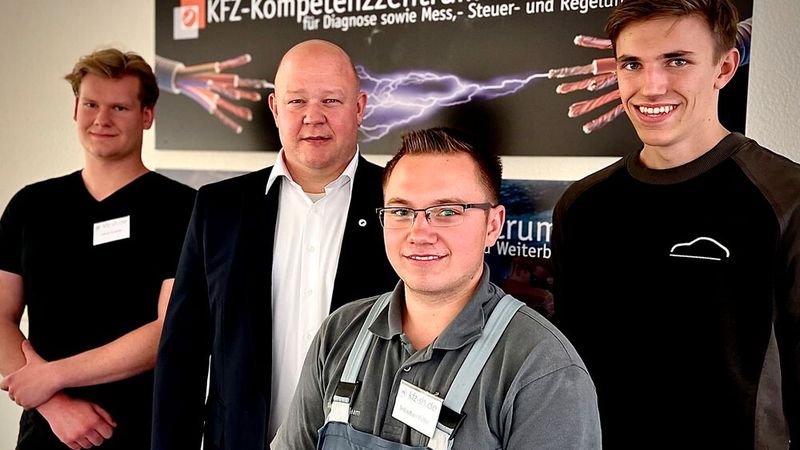 Die erfolgreichen Gesellen von Schleswig-Holstein und ihr Prüfer: (v. l.) Jakob Grabski, Björn Bigga (Prüfer), Sebastian Kuller und Paul Störmer.(Bild:  Kfz-Gewerbe Schleswig-Holstein)