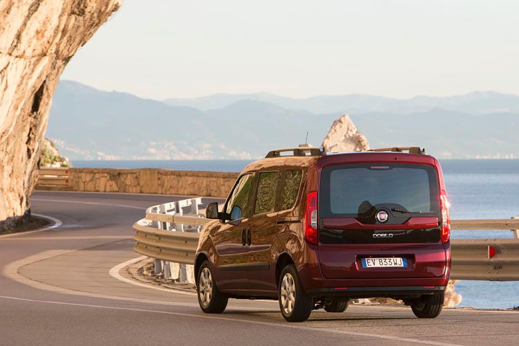 Fahrer, die Automatik bei der Kraftübertragung bevorzugen, kommen bei Doblò (Bild) und Combo zu kurz. Bei beiden und bei den angebotenen Benzin- und Dieselmotoren gibt es ausschließlich manuelle Schaltgetriebe. (Bild:Fiat)