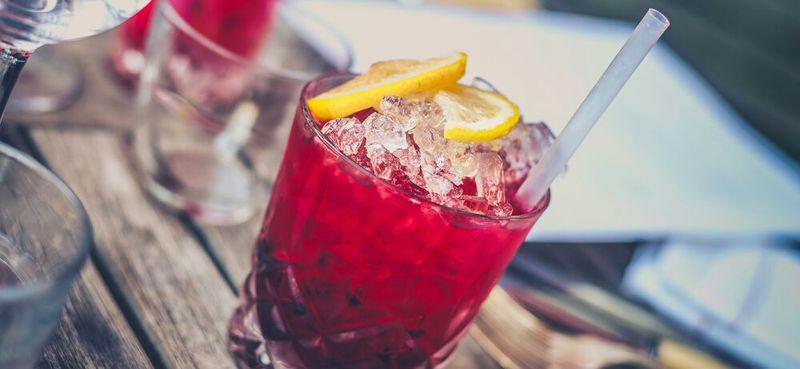 Crushed Ice unterliegt als Lebensmittel strengen Hygieneanforderungen, die nicht immer erfüllt sind, wie eine Untersuchung des Bundesamts für Verbraucherschutz und Lebensmittelsicherheit zeigt (Symbolbild).(Bild:  frei lizenziert, Jez Timms / Unsplash)